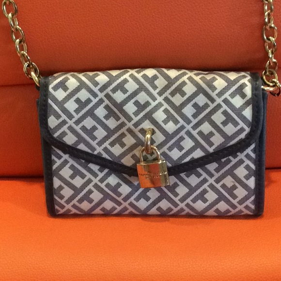 Tommy Hilfiger Handbags - Small Tommy Hilfiger purse